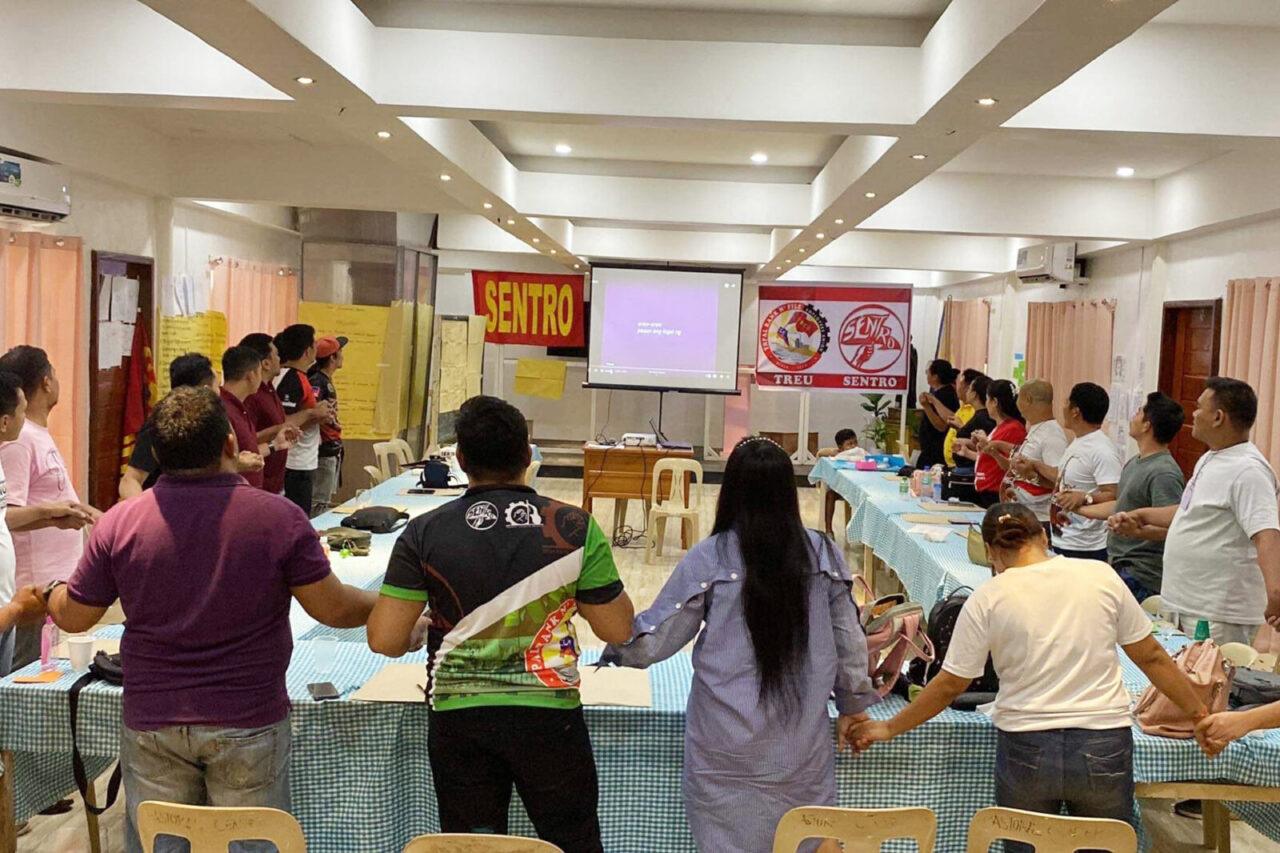 Tasa-arvokoulutuksessa Filippineillä mies- ja naisosallistujat pitävät toisiaan kädestä kiinni