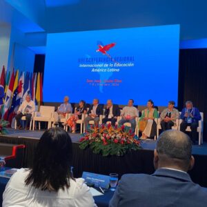 Opettajien kansainvälisen ammattiliiton Ecucation Internationalin Latinalaisen Amerikan alueen kokous San Joséssa, Costa Ricassa 2024. Lavalla puhuja sekä yhdeksän kokousedustajaa.