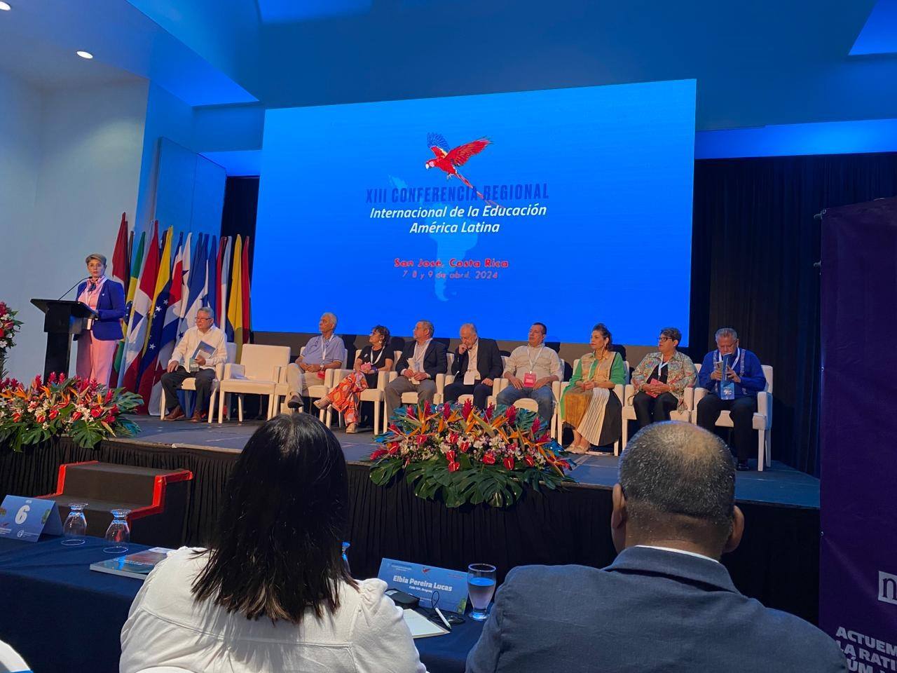 Opettajien kansainvälisen ammattiliiton Ecucation Internationalin Latinalaisen Amerikan alueen kokous San Joséssa, Costa Ricassa 2024. Lavalla puhuja sekä yhdeksän kokousedustajaa.