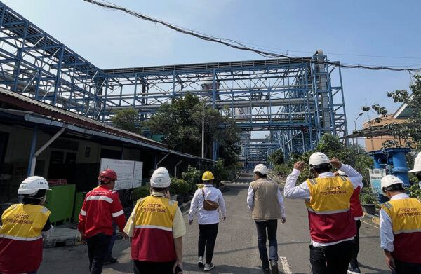 Työntekijöitä indonesialaisessa voimalaitoksessa