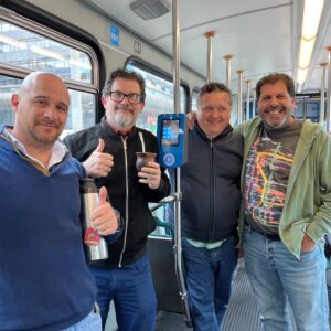 Neljä uruguaylaista ammattiliittomiestä raitiovaunussa vierailullaan Suomessa