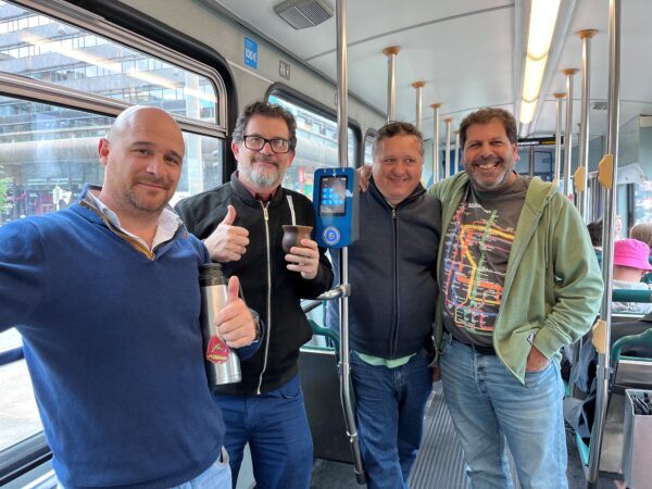 Neljä uruguaylaista ammattiliittomiestä raitiovaunussa vierailullaan Suomessa