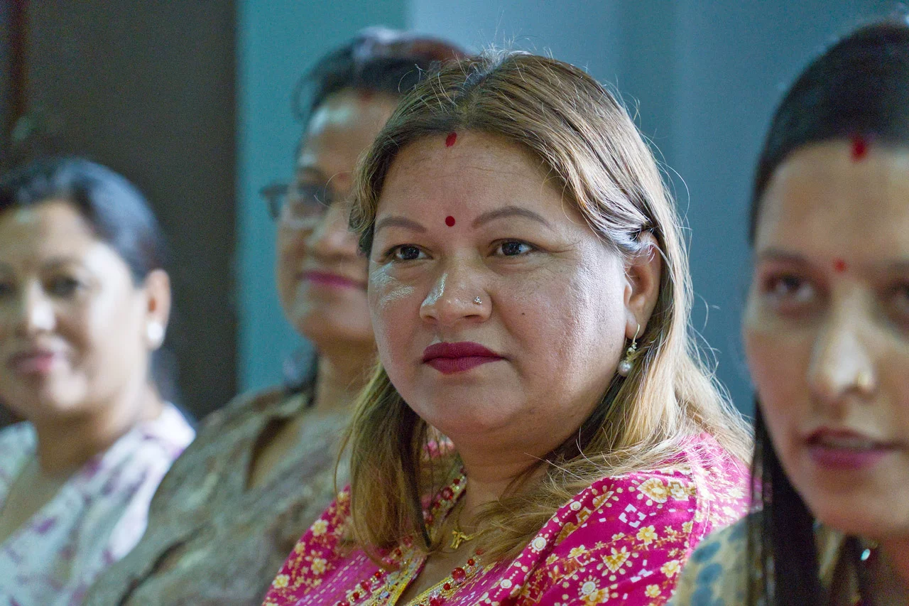 Nepalilainen yhteisöterveydenhoitaja Kabita Kandel kasvokuvassa