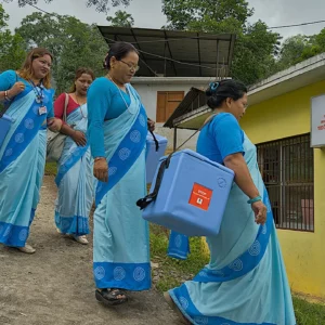 Neljä nepalilaista yhteisöterveydenhoitajaa menossa sisään kotikylänsä terveysasemalle