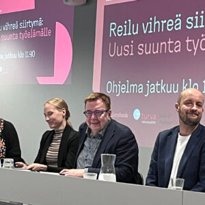 Reilu vihreä siirtymä -seminaarin paneelikeskustelijat Anna Perttula (SASK), Anna Korpikoski (JHL), Markku Ollikainen (Ilmastopaneelin emerituspuheenjohtaja) ja Touko Sipiläinen (Greenpeace)