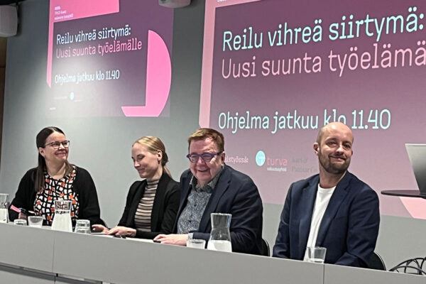 Reilu vihreä siirtymä -seminaarin paneelikeskustelijat Anna Perttula (SASK), Anna Korpikoski (JHL), Markku Ollikainen (Ilmastopaneelin emerituspuheenjohtaja) ja Touko Sipiläinen (Greenpeace)