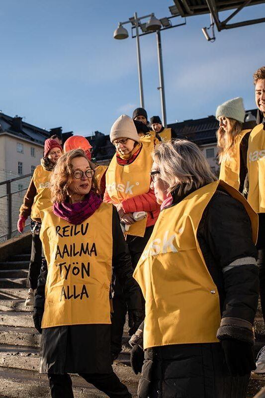 SASKin vapaaehtoistoimijoita Olympiastadionin portailla